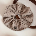 Vista dettagliata di uno scrunchie in maglia beige a pois neri con etichetta coreana - Albicocca Latte a Pois - Scrunchie Grande