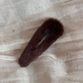 Détail d'une pince à cheveux goutte en peluche marron café sur tissu de lin naturel - BB Clip Goutte d'Eau-Café