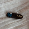 Detailansicht der braunen Filz-Haarklammer mit Scottie-Hund und Handmade-Goldbrief - Hund Oval (Entenschnabel-Clip) / Braun