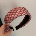 Detail eines rot-weiß karierten Stoff-Hairreifens mit schwarzem Anti-Rutsch-Futter - Kariert Stoff Haarreifen - Rot