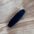 Detailansicht einer dunkelblauen Plüsch-Haarklammer auf einem beigen Leinenhintergrund - Weiche Ovale Spange-Blau