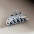 Détail de la pince à cheveux en acétate avec imprimé ours et motifs de cœur - Série Bleue - Pince Triangle