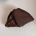 Detalle de la pinza triangular de cuero sintético marrón con diseño de tela de cuadros - Pinza Triángulo Cuero Plaid - Café