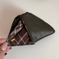Detalle de la pinza triangular de cuero verde con textura de grano y patrón interior - Pinza Triángulo Cuero Plaid - Grafito