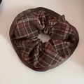 Detalle de coletero de cuero marrón y tela de cuadros con diseño de patchwork retro - Coletero Cuero Plaid - Café