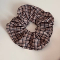 Vista dettagliata dall'alto che mostra il classico motivo scozzese marrone e nero dell'elastico - Scrunchie grande / Scrunchie in Tessuto a Quadri - Caffè Beige