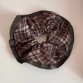 Detalle de coletero de estilo británico con tela de cuadros marrón y bordes de cuero - Coletero Cuero Plaid - Grafito