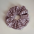Macro di elastico scrunchie a quadretti rosa e marroni con dettagliata trama tessile - Scrunchie grande / Scrunchie in Tessuto a Quadri - Rosa