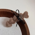 Dettaglio di fermaglio per capelli in peluche marrone con strass a cuore e fiocco - Albicocca