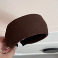Detalle de diadema de punto marrón oscuro con textura de rayas y forro interior negro - Marrón