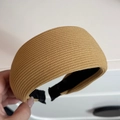 Detalle de una diadema gruesa de punto amarillo jengibre con acolchado de esponja y forro - Amarillo