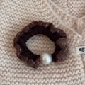 Detail of brown knitted hair tie with colorful polka dots and large pearl ornament - Pearl Decorated Style / Brown