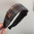 Gros plan sur le bandeau en tissu à carreaux gris avec ours floqué et détail de nœud doré - Bandeau Ours Plaid Gris Brun