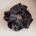Détail d'un chouchou vintage en tissu à carreaux avec motifs bleu marine et marron - Chouchou Plissé Plaid Gris Brun