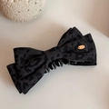 Detalle de pinza para el pelo con lazo de leopardo en tela gris oscuro y placa dorada - Leopardo Negro Gris (FJ89583)