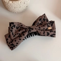 Detalle de lazo con estampado de leopardo, placa dorada y pinza banana negra para pelo - Leopardo Café Claro (FJ89583)