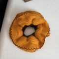 Dettaglio dell'elastico per capelli in maglia giallo con bordo ricamato a onde marroni - Giallo
