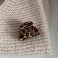 Dettaglio molletta per capelli leopardata in acetato con scritta dorata La France - Pinza Piccola a Ventaglio / Tartaruga Caffè Giallo