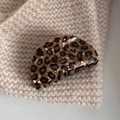 Dettaglio di un fermaglio per capelli a macchie di leopardo con scritte dorate eleganti - Semi-Circle Claw / Tartaruga Caffè Giallo