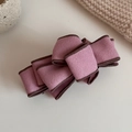 Dettaglio del fermaglio per capelli con fiocco in pelle scamosciata rosa a strati - Rosa Sakura