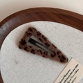 Nahaufnahme einer dreieckigen Haarspange mit Leopardenmuster und weichem Plüsch-Fell - Kaffee Leopard Dreieck