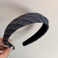 Detailaufnahme der Plaid-Stoffstruktur und des rutschfesten Futters des Stirnbands - Marineblau