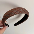 Detailansicht eines braun karierten breiten Haarreifens mit Tweed und Rutschschutz - Rotbraun