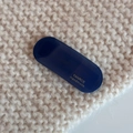 Dettaglio di un fermaglio per capelli in acetato blu scuro con scritte fatte a mano - Acquamarina