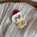 Détail d'une pince à cheveux bonhomme de neige au crochet avec bonnet rouge tricoté - Bonhomme de neige