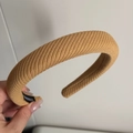 Détail du serre-tête en tricot montrant la texture sergé jaune et l'étiquette - Serre-tête Étroit / Jaune