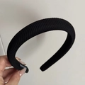 Détail du serre-tête noir rembourré en tricot sergé avec étiquette faite à la main - Serre-tête Étroit / Noir