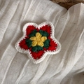 Détail de la pince à cheveux étoile au crochet avec motifs tricotés colorés et textures - Pentagramme