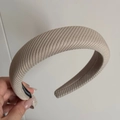 Détail d'un serre-tête en tissu sergé beige avec rembourrage et doublure intérieure - Bord Large / Beige