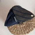 Détail du tissu en maille fait main à rayures olive et bleu avec plaque métal dorée - Bleu Marine