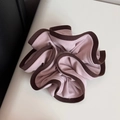 Détail d'un chouchou violet clair avec liseré marron foncé et maille douce plissée - Rose