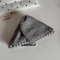 Dettaglio molletta per capelli in tweed grigio con bordo di perle e bottone in metallo - Grigio (Molletta a Triangolo in Tweed)