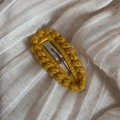 Detalle de la pinza para el cabello de lana amarilla tejida a mano con clip metálico - Amarillo Jengibre