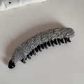 Dettaglio molletta per capelli in tweed con ciondolo metallico Believe in Yourself - Grigio (Molletta a Banana in Tweed)