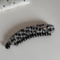 Dettaglio della trama pied-de-poule con paillettes e logo in metallo sulla clip a banana - Pied de Poule Bianco e Nero (Molletta a Banana)