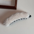 Detalle de pinza de pelo tipo banana de peluche con piel sintética y púas de plástico negro - Blanco Roto