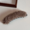 Detalle de la pinza de plátano en piel sintética con peine negro interno para el pelo - Café Claro