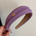 Detalle de diadema de terciopelo morado con placa metálica dorada hecha a mano - Púrpura Claro