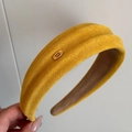 Detalle de diadema de terciopelo amarillo con etiqueta de metal dorado artesanal - Amarillo