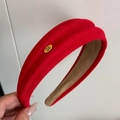 Primer plano de la diadema de terciopelo rojo con placa metálica dorada Hand Made - Rojo