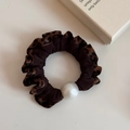 Elastico per capelli leopardato con grande perla bianca su superficie minimal - Marrone