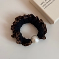 Dettaglio dell'elastico leopardato con perla elegante e bordo in pizzo nero chic - Nero