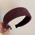 Detalle de la diadema de punto grueso burdeos con textura granulada y forro antideslizante - Morado