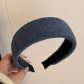 Detalle de diadema de punto azul marino con textura vertical y forro antideslizante - Azul