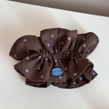 Detailansicht des braunen gepunkteten Scrunchie-Stoffs und der gravierten hellblauen Perle - Braun Punktiert Knopf