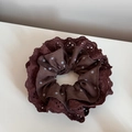 Detailansicht eines braunen gepunkteten Scrunchies mit mehrlagiger Stickerei-Spitze - Braun Punktiert Spitze